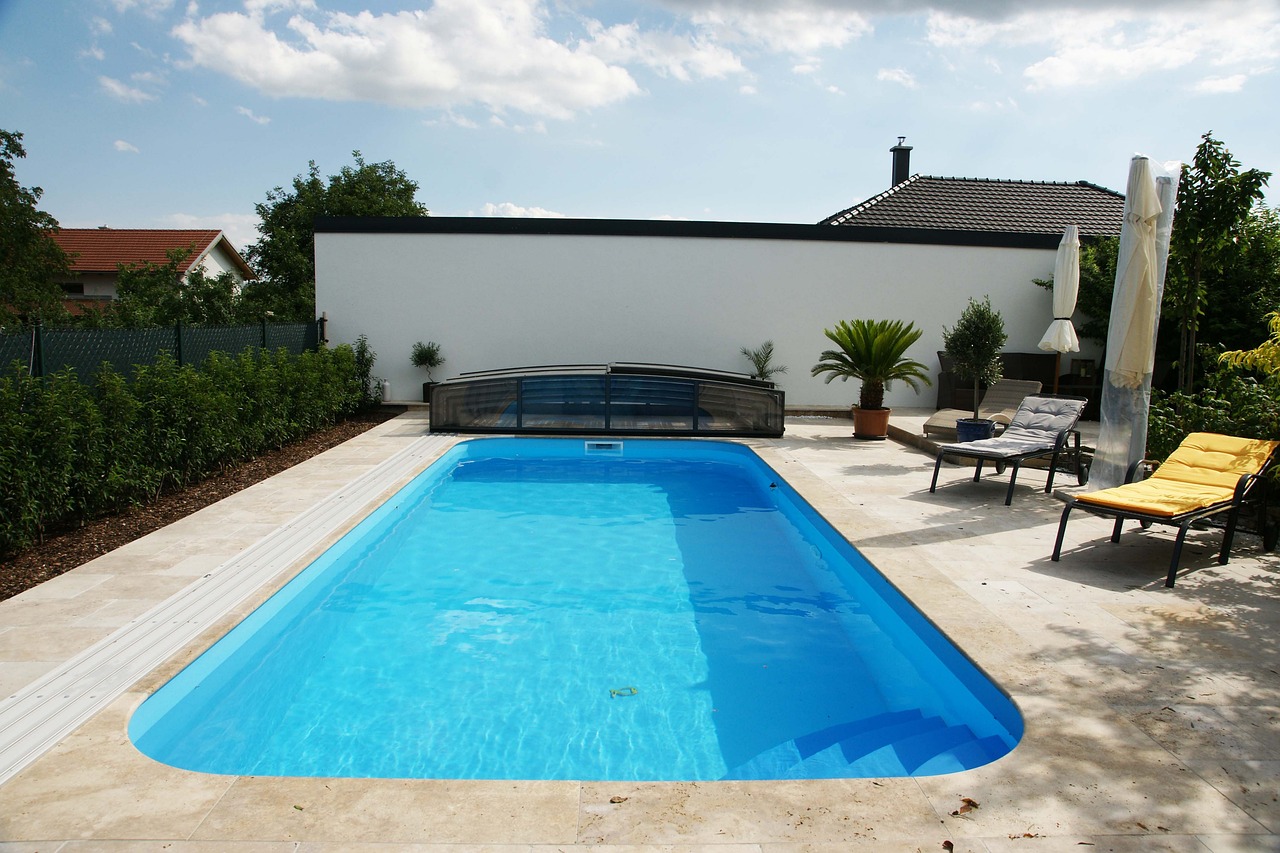 Le béton ciré pour une piscine au design contemporain