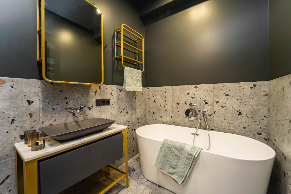 Optimiser l'espace dans une petite salle de bain moderne