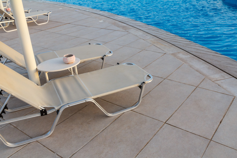 Guide pour sélectionner le carrelage parfait de votre terrasse de piscine