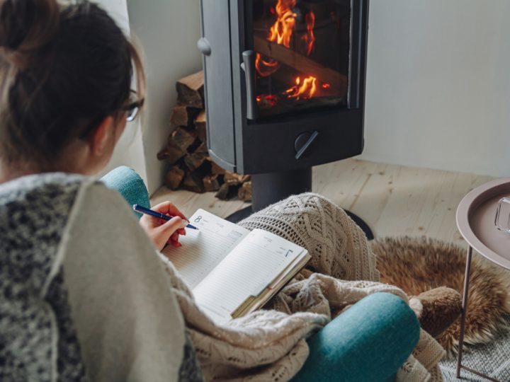 Comment faire un feu de cheminée facilement et le garder longtemps